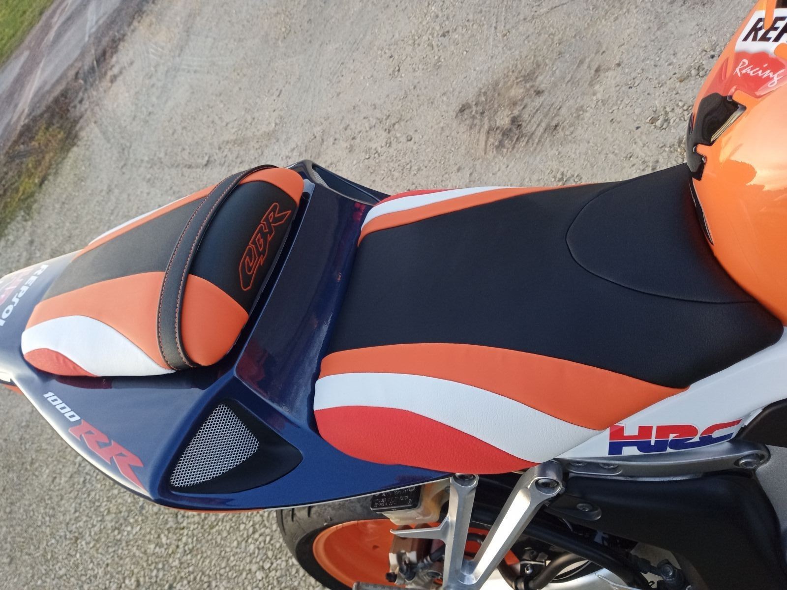 Housse de selle CBR1000RR 2004-2007 Top Sellerie anti-slip HSDCBR1 pour un maintien maximal