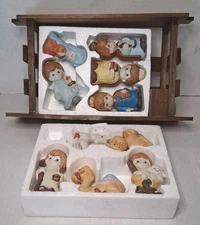 Nativity Scene Musical Wood Stable Porcelain Figures Missing Jesus Pre-owned 