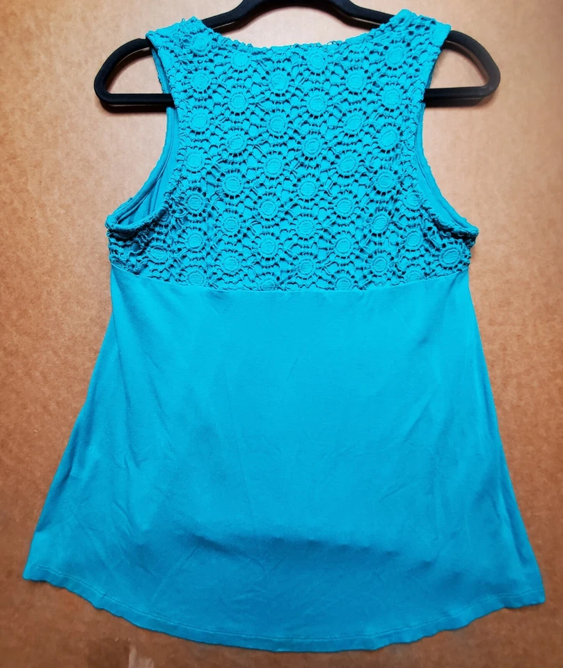 Blusa pulôver feminina Moon & Sky sem mangas pequena verde crochê sobreposição de renda - Imagem 3 de 4