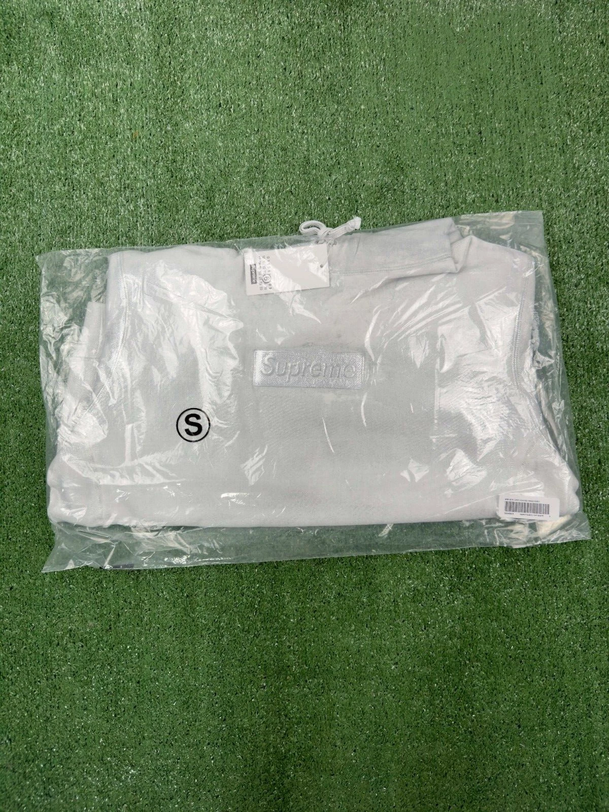 Supreme x Maison Margiela MM6 boîte logo blanc taille S neuf DS en main ✅