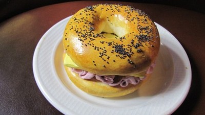 KÜNSTLICHER KÜNSTLICHER SCHINKEN & KÄSE BROT BAGEL BÄCKEREI DISPLAY, TV FILMREQUISIT