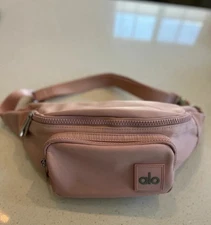 NWT Alo Yoga Explorer Belt Bag – Pink Crossbody Fanny Pack Waist Bag
