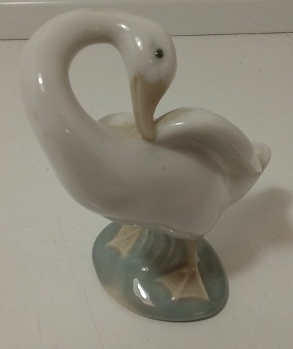 Lladro Little Duck Preening Feathers Figurine - Picture 1 of 4