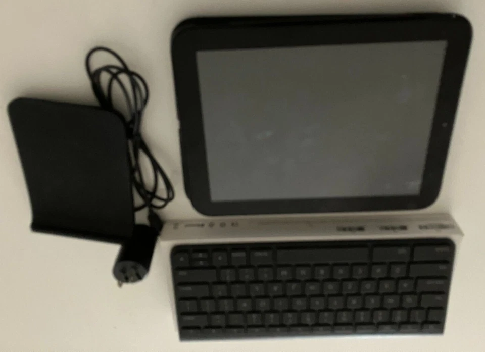 Paquete HP Touchpad 32 GB Wi-Fi con base de carga + teclado inalámbrico HP + estuche Foto 3 de 4