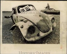1986 Press Photo Abandoned Volkswagen Beetle Car With For Sale Sign 1986 Press Photo Abandoned Volkswagen Beetle Car With For Sale Sign