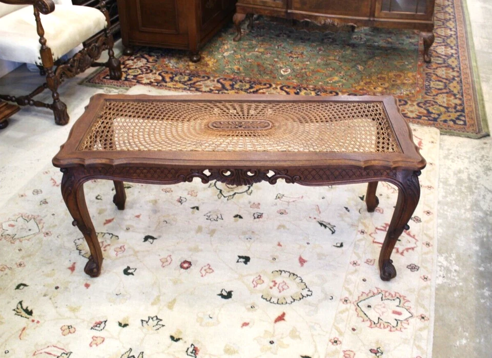 Французский антикварный дубовый журнальный столик эпохи Людовика XV | резная рама и стеклянная вставка - Изображение 4 из 4