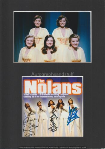 Monture A4 signée à la main The Nolans, autographe Linda Nolan, Bernie, Maureen, Linda - Photo 1/2