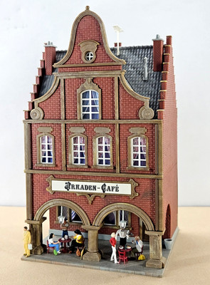 Vintage Kibri HO Scale BUILT Model:  Arkaden Cafe #B-8347 w/ 7 Preiser Figures