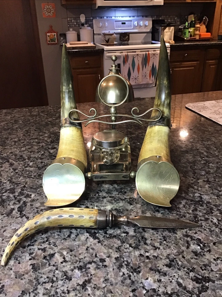 ANTIGUO JUEGO DE ESCRITORIO DE PIE DEL SIGLO XIX CUERNO DE TORO TINTERO ESTERLINA PLUMA SOPORTE CAMPANA Foto 3 de 4