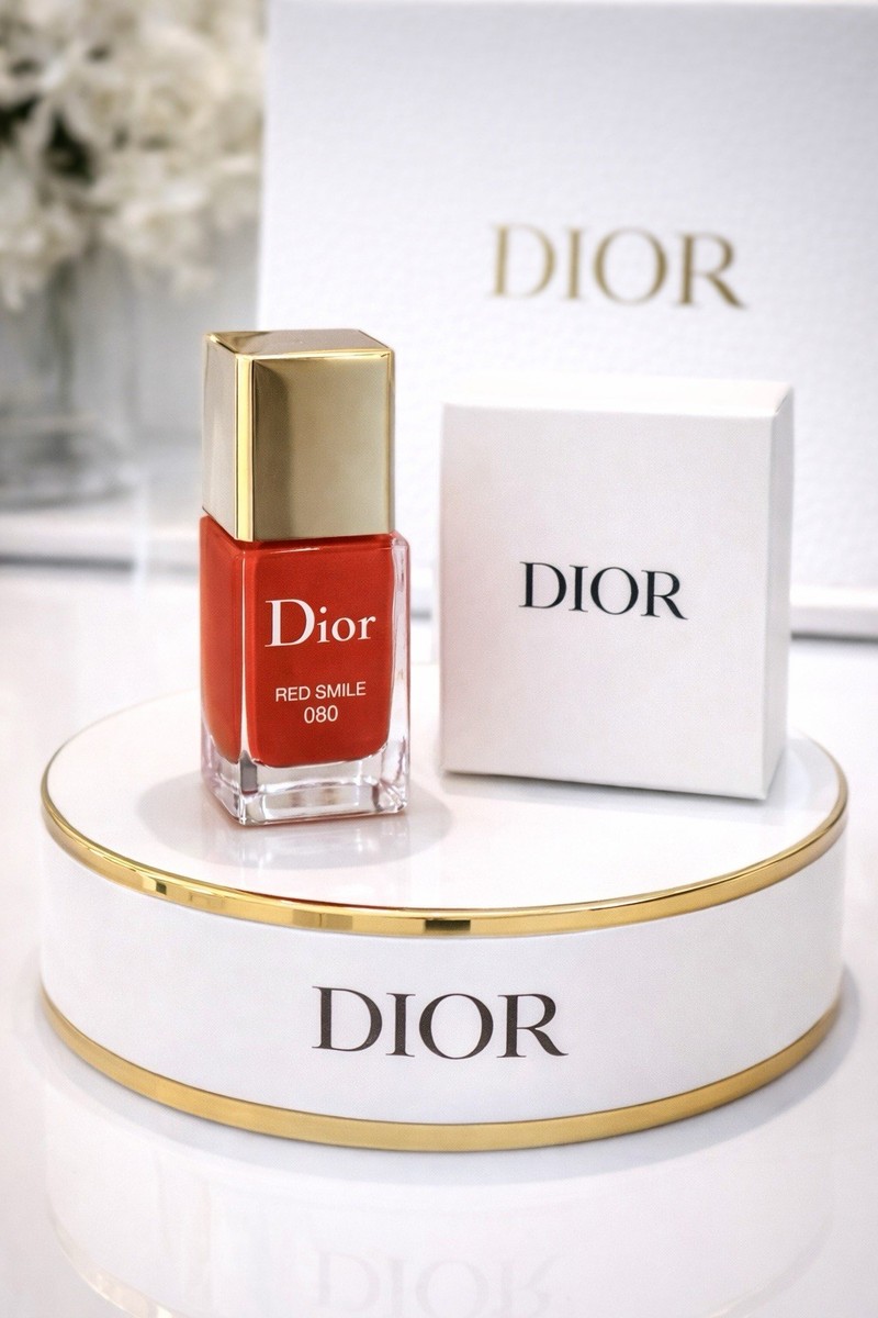 DIOR Vernis Gel Shine and Wear Protective Nail Care 080 Red Smile