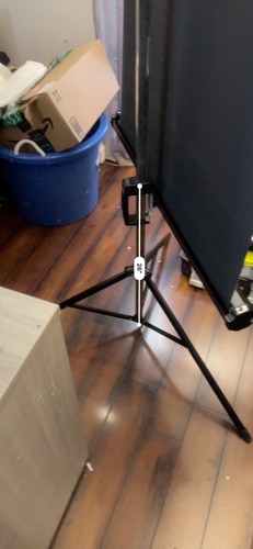 Free Standing Photo ID Backdrop/Projector Screen Light Portable Blk Tripod Used - Picture 8 of 9