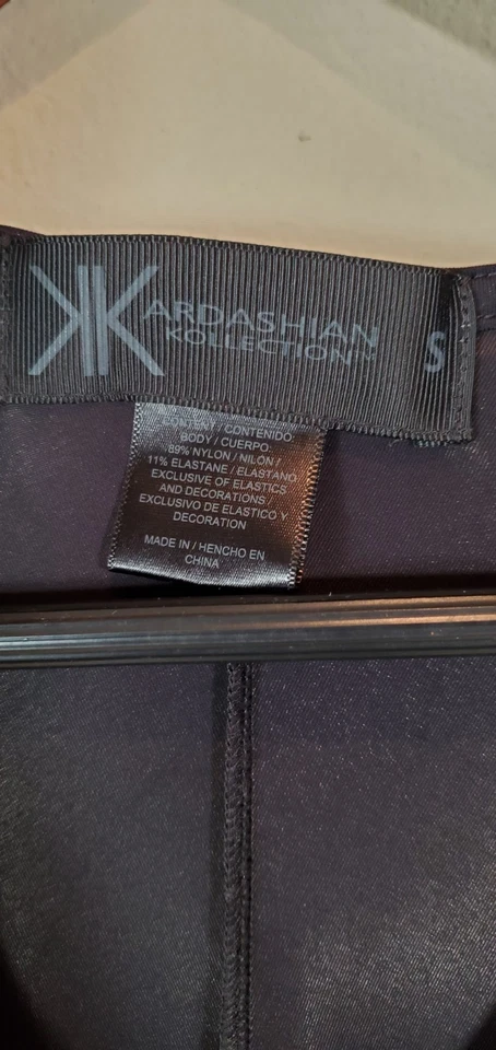 Mameluco pequeño ajustado Kardashian Colección S Foto 4 de 4