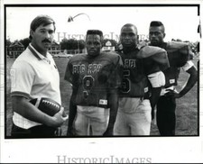 1989 Press Photo Coach Tom Mental and captains of shaw football team - cvb35468