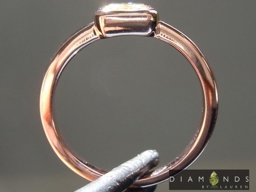 Anillo de diamantes de corte cojín amarillo claro VS2 de 0,65 quilates R8877 diamantes de Lauren - Imagen 3 de 5