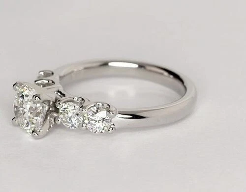 Anillo de compromiso de diamantes de corte redondo de 1,80 quilates de oro blanco de 14 quilates talla 6 Foto 3 de 4