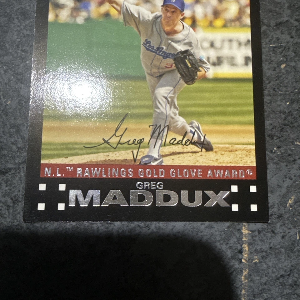Guante de oro Topps 2007 Greg Maddux firmado automáticamente #311 primera edición Foto 2 de 4