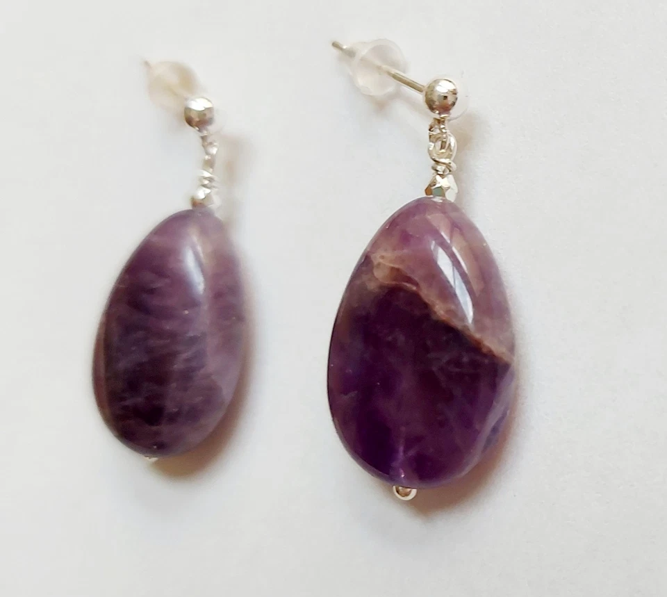 Orecchini pendenti in argento 925 con ametista naturale a goccia ed ematite  - Immagine 4 di 4