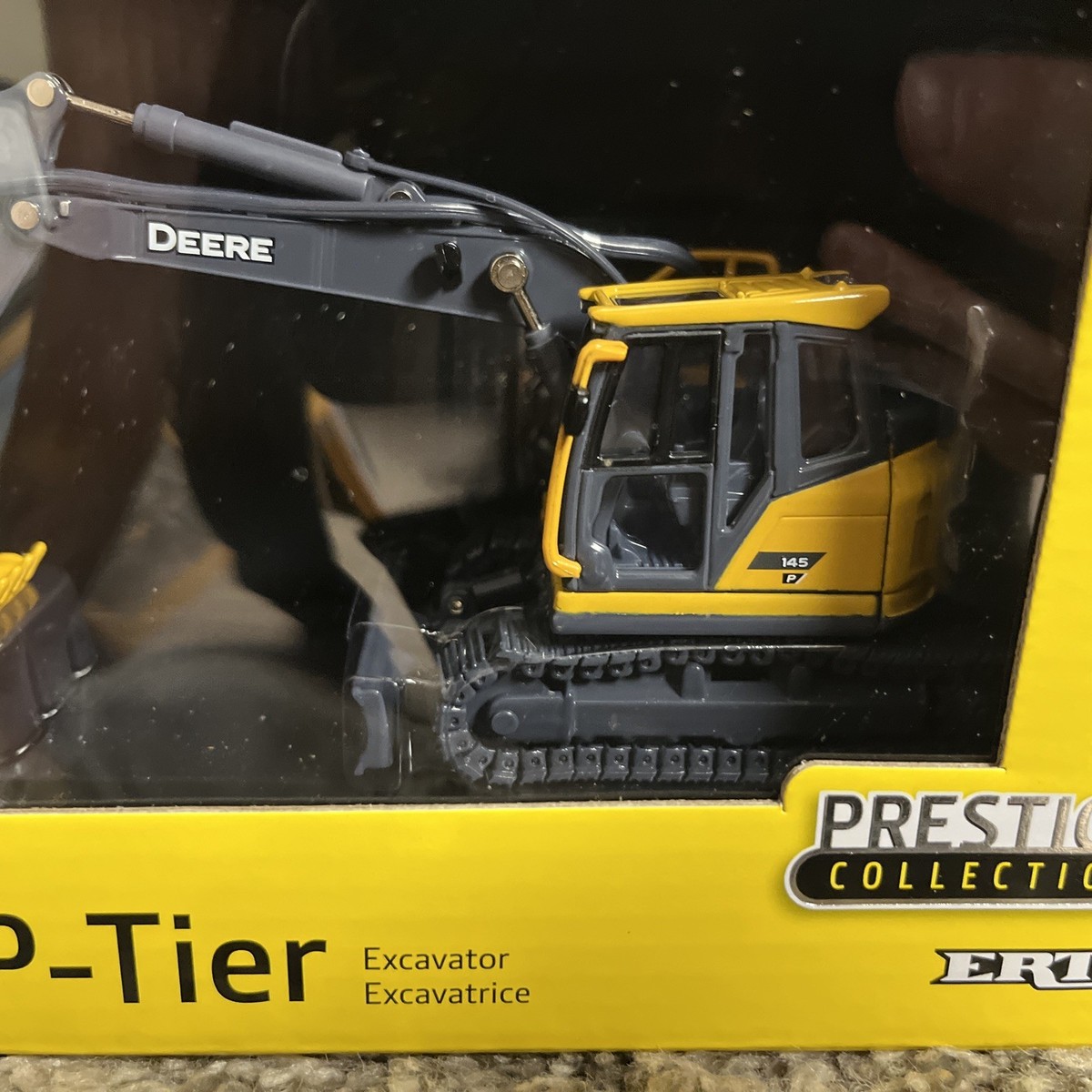 E45757 - John Deere 870P-Tier tracked excavator /1:50 Ertl