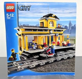 LEGO 7997 Yellow Train Station Minifigs City