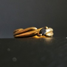 Dezenter ausgefallener Ring dunkler Mandelstein Fassung Gold Twisted Effekt