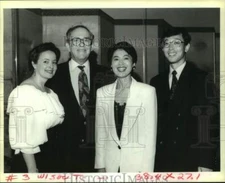 1993 Press Photo Alice Yelen with guests of New Orleans Museum of Art event