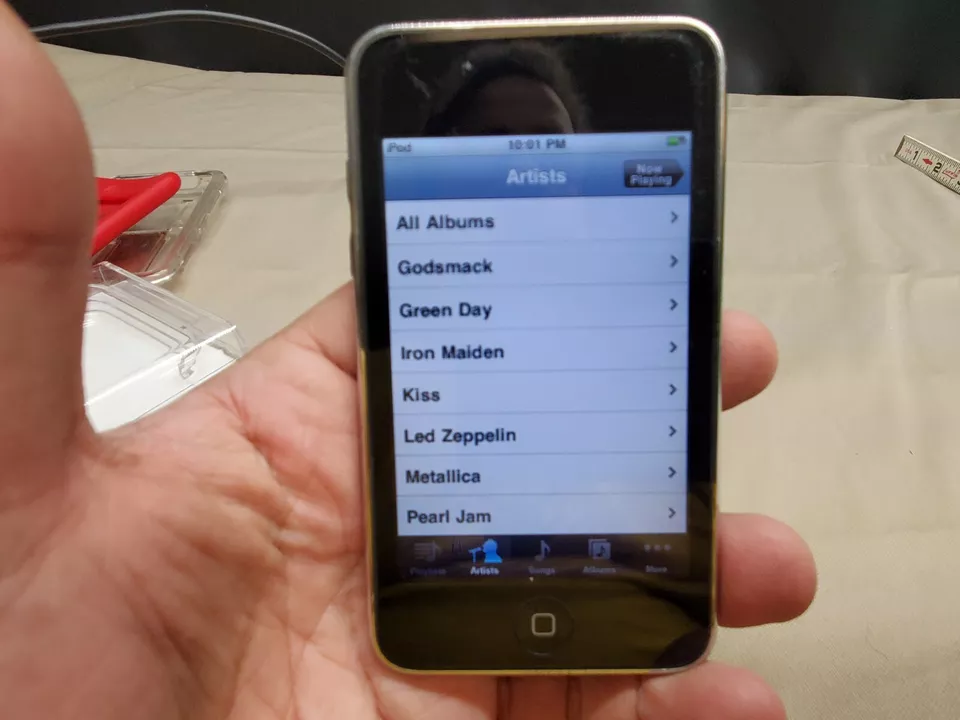 Apple iPod 第 2 代 Touch (8 GB) A1288 带 Kensington 充电器 & 迷你电池组 — 第 4/4 张图片