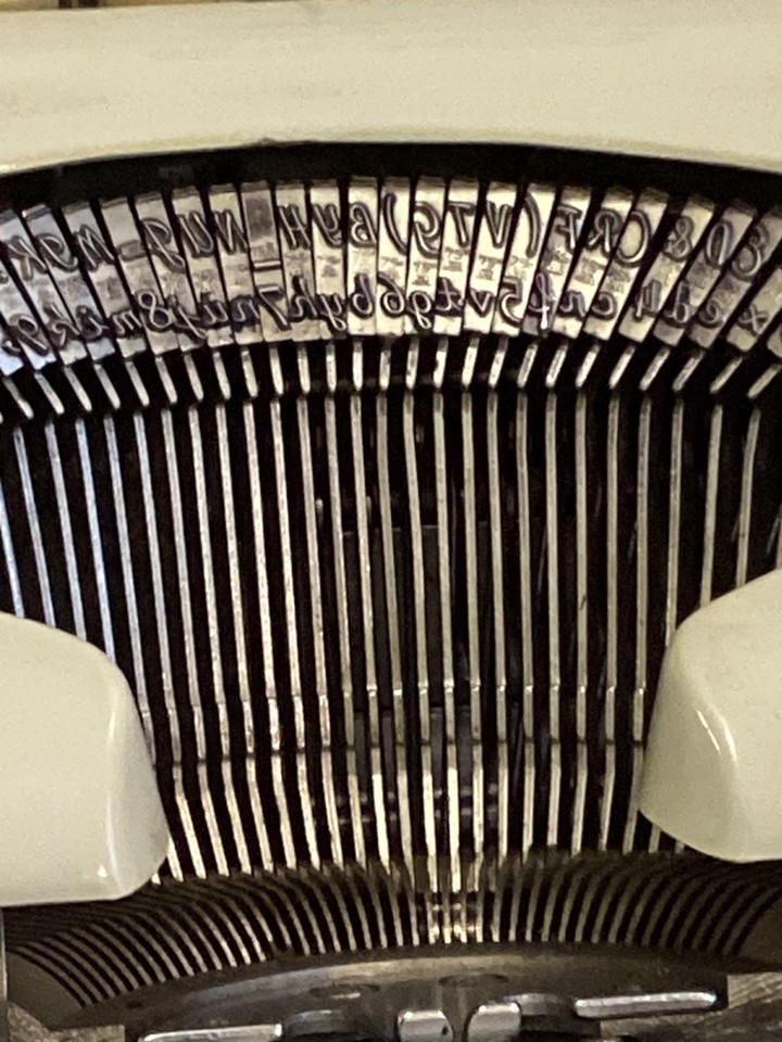 TRIUMPH TIPPA MCM. CURSIVE TYPEWRITER. 1962. SPANISH LAYOUT. MADE IN ...
