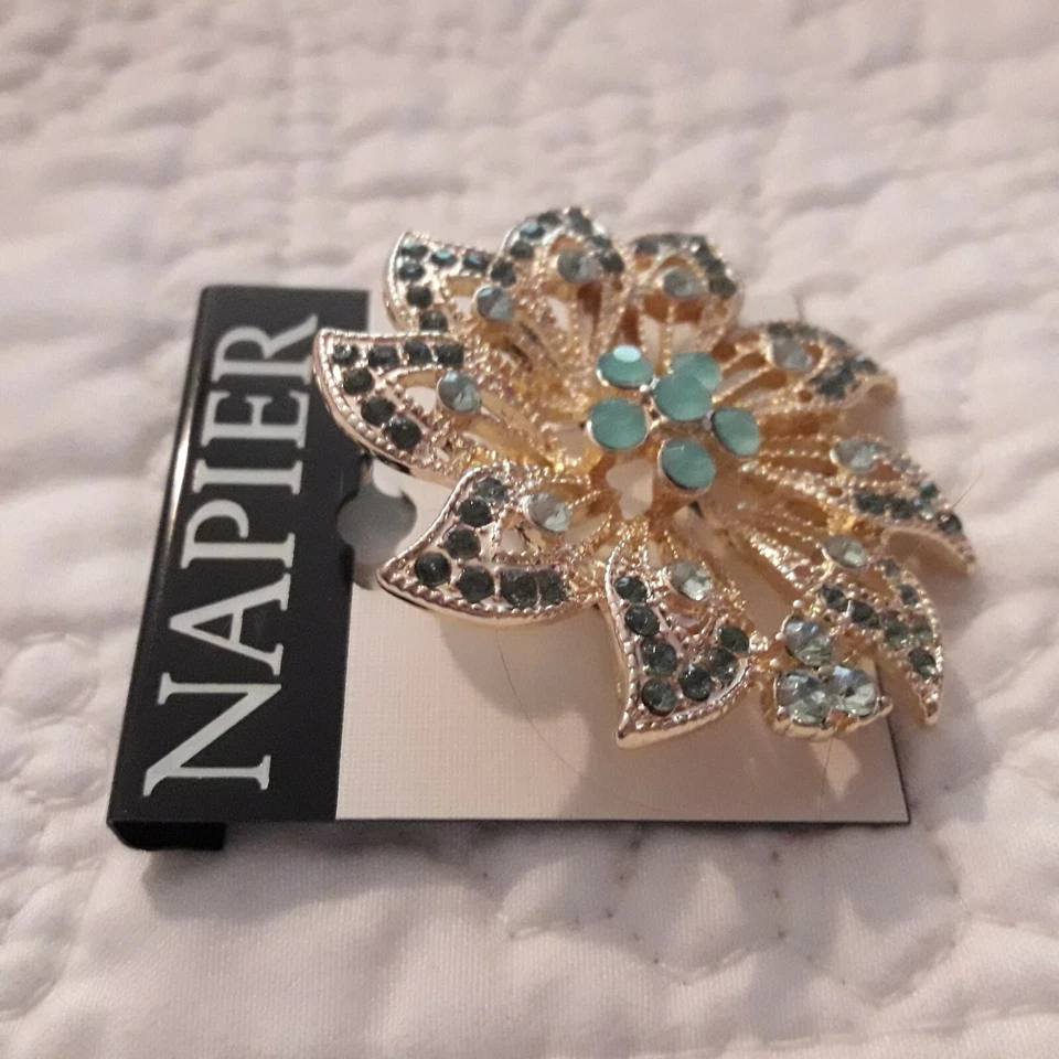 Nuevo prendedor Napier tono dorado y flor verde Foto 2 de 3