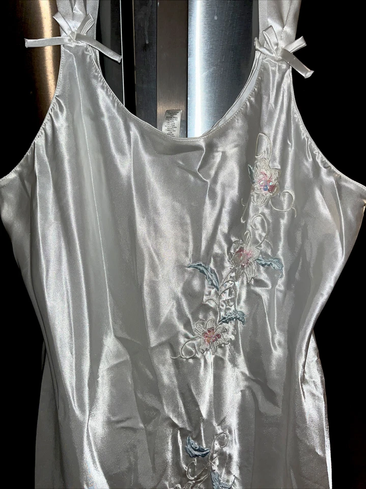 Camisón largo blanco deslizante satinado talla 18/20 CATO bordado floral, sexy camisón Foto 3 de 4