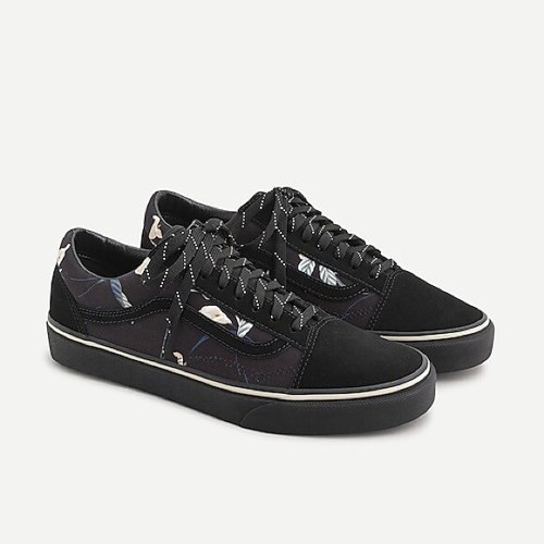 black athletic vans