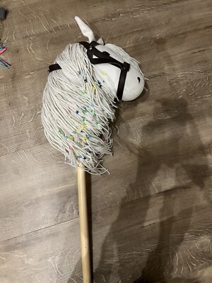 Astrup Steckenpferd weiß mit selbst geflochtenen rastazöpfen 