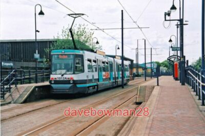 FOTO MANCHESTER METROLINK STRASSENBAHN NR. 1012 AT LANGWORTHY STRASSENBAHNHALTESTELLE EINE DER TANNEN