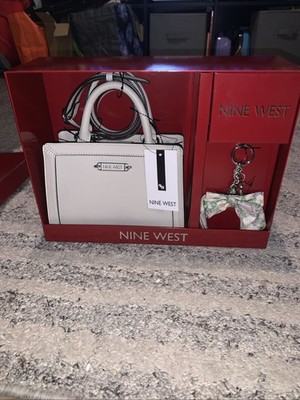 Neu im Karton Nine West Handtasche Geschenkset - weiß Top Henkeltasche mit Blumen Schlüsselanhänger & Schleife