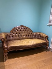 Vintage Victorian-Style Tufted Leather 2-Seater Settee – Carved Wood Frame