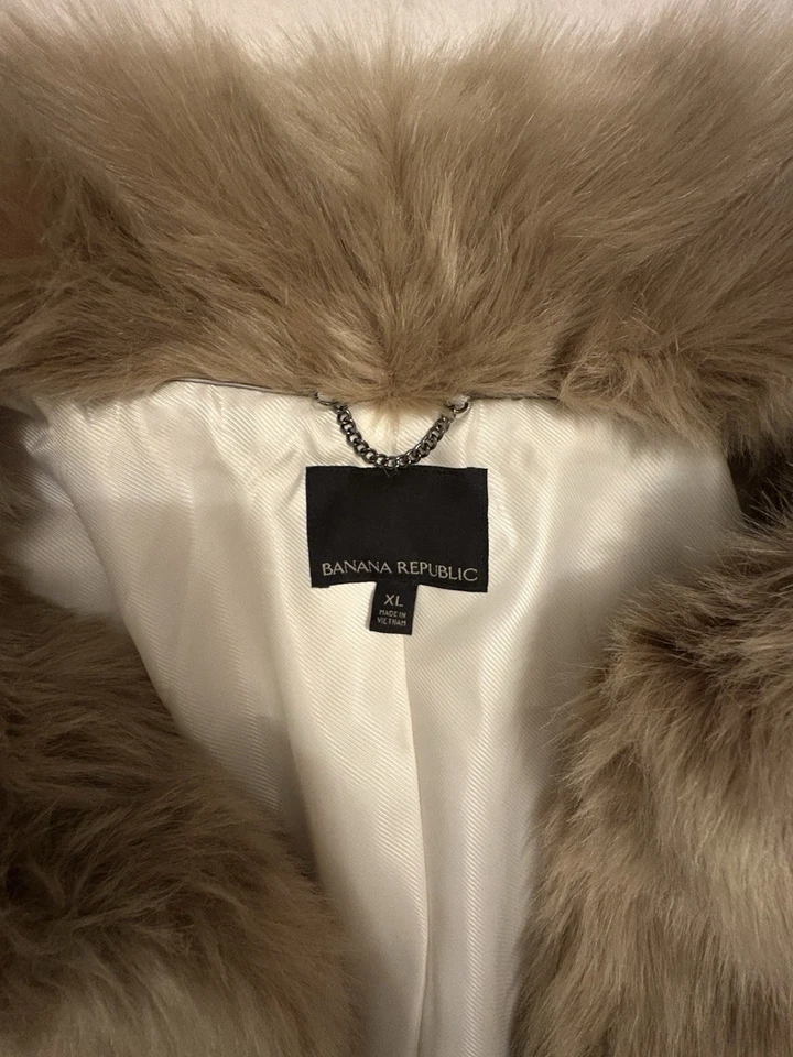 Casaco feminino de pele sintética Banana Republic cor bege dourado tamanho GG com bolsos - Imagem 3 de 4