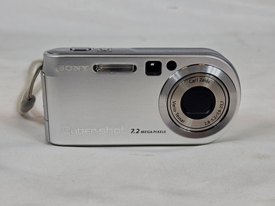 Sony CyberShot Digital Camera DSC-P200 7.2MP Untested