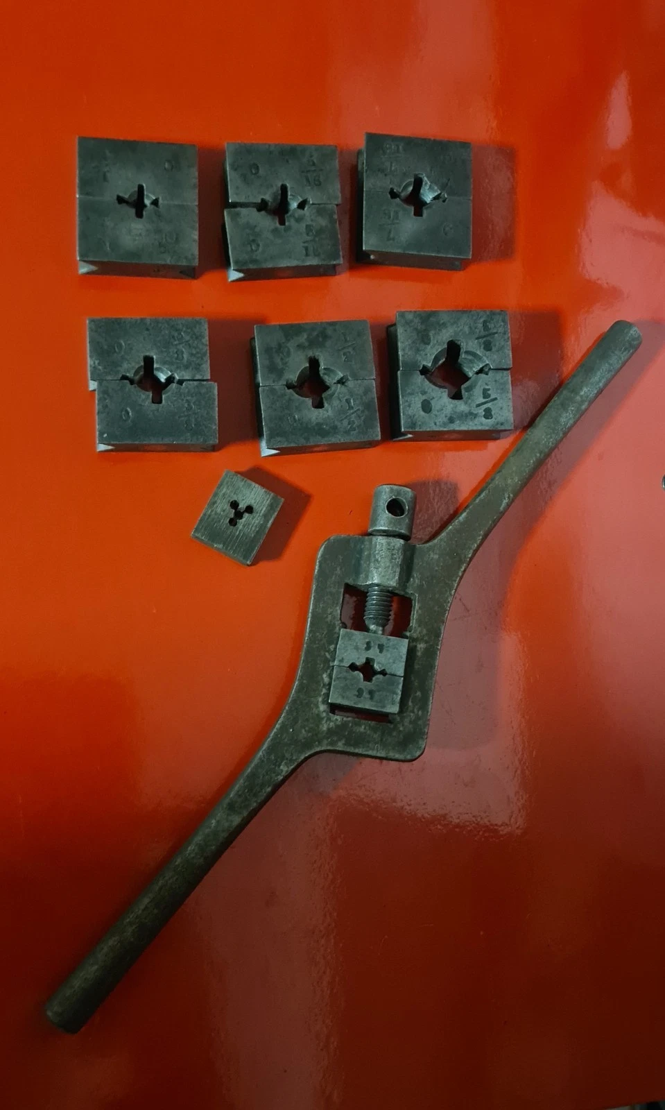 Vintage Die Stock with split squares ¼ ⁵/¹⁶ ⁷/¹⁶ ³/⁸ ½ ⁵/⁸ Wrench ¼ + 1 ??