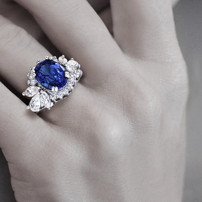 Anillo de compromiso vintage de circonita cúbica ovalada de 4,48 ctw colección en baño de oro blanco Foto 3 de 4