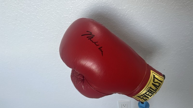 Everlast Signed Muhammad Ali Boxing Glove (Single) Original, Autograph