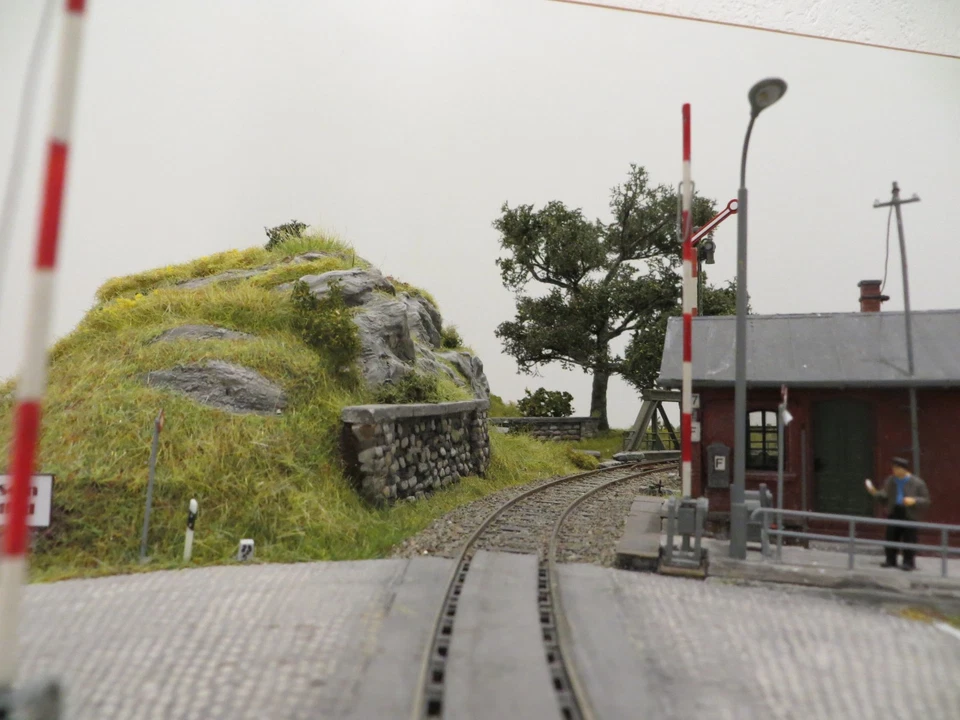 Diorama in 1:87 als Bahnübergang mit Brücke und Tunnel für H0 und H0e - Bild 3 von 4