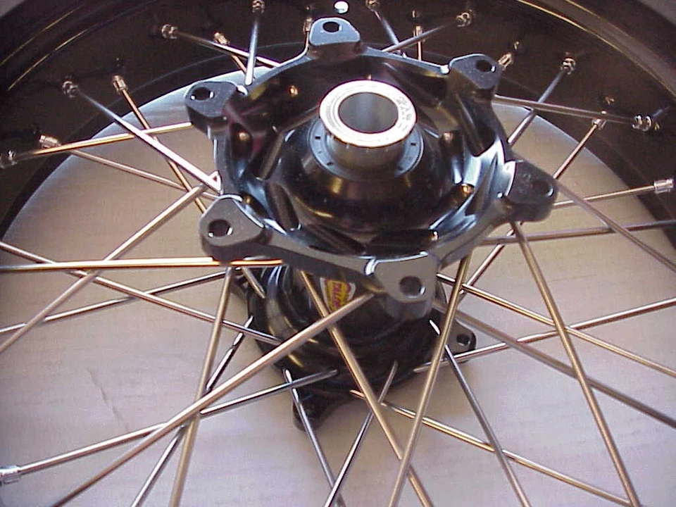 03-06 Rueda trasera Kawasaki KX125 KX250F KX450F RMZ250 Talon negra 17X4,25 Foto 3 de 3