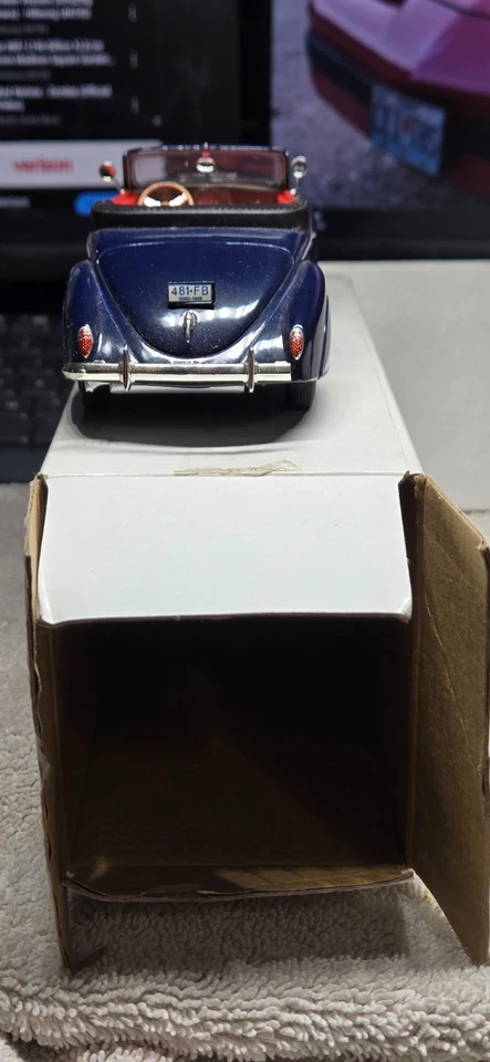 Signature Models 1939 Lincoln Zephyr Convertible 1:32 Scale Model Car #32333 - Image 4 of 4