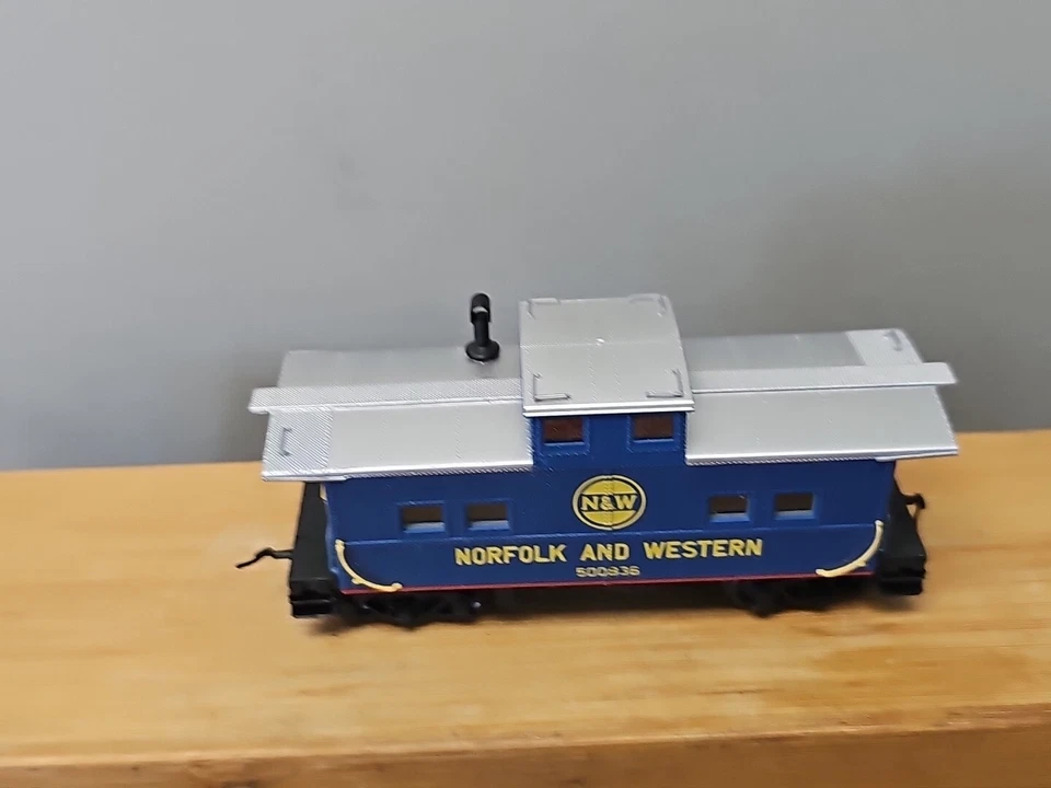 Life-Like  Norfolk & Western Caboose #50083 H.O. 1:87 - Image 2 of 4