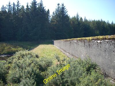 Foto 12x8 Muck Burn Dam Little Eriff Hill Spitze der Ostseite des Damms. c2014