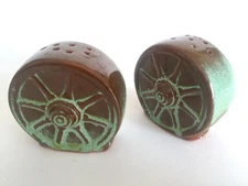 VINTAGE FRANKOMA PRAIRIE GREEN VERDE WAGON WHEEL SALT & PEPPER SHAKERS SET - 2PC
