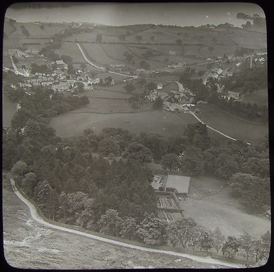 Glas magische Laterne Dia UNIDENTIFIZIERTES DORF NR 2 UM 1920 FOTO UK