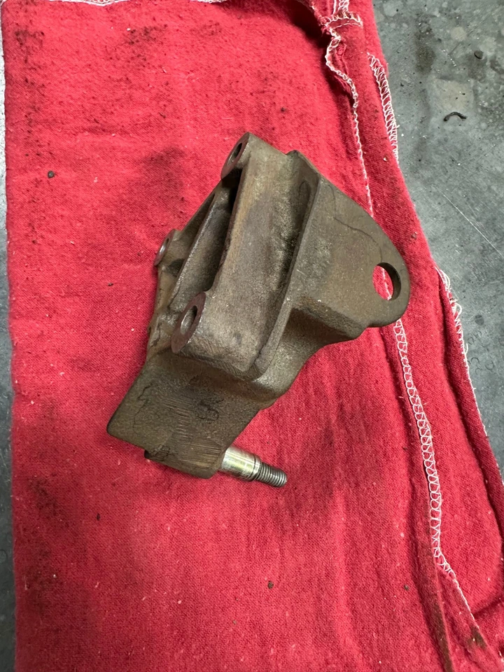 1987 porsche 944 tensioner pulley bracket - Image 4 of 4