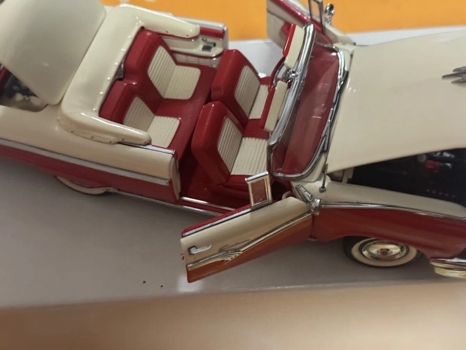 Ford Sunliner 1956 convertible Danbury como nuevo 1:24 diecast rojo/blanco Foto 4 de 4