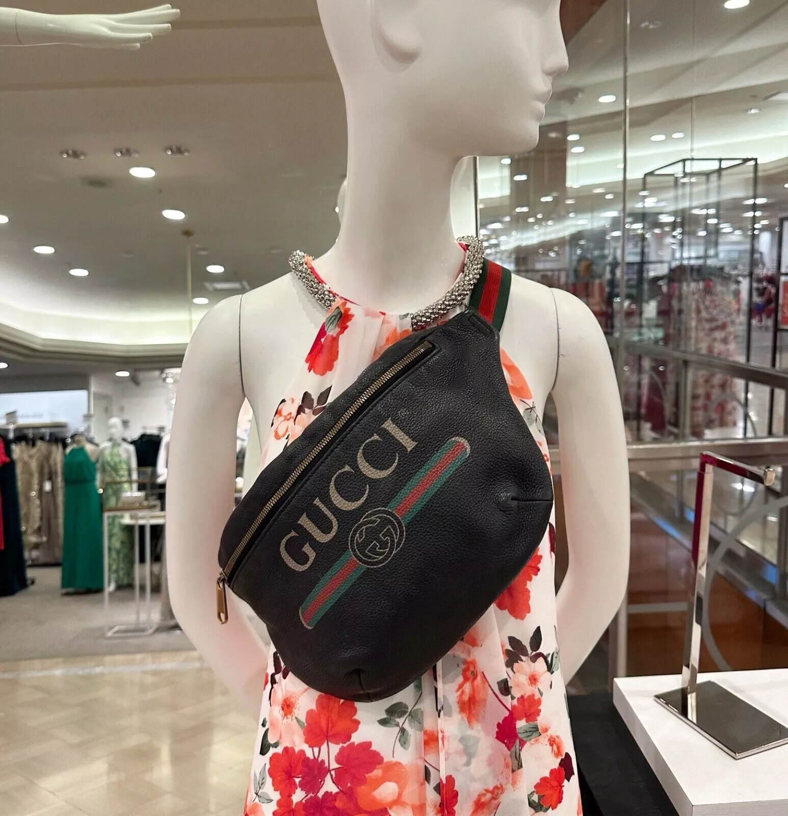 Extrêmement rare sac bandoulière XL Gucci noir imprimé Gucci cuir de veau italien.