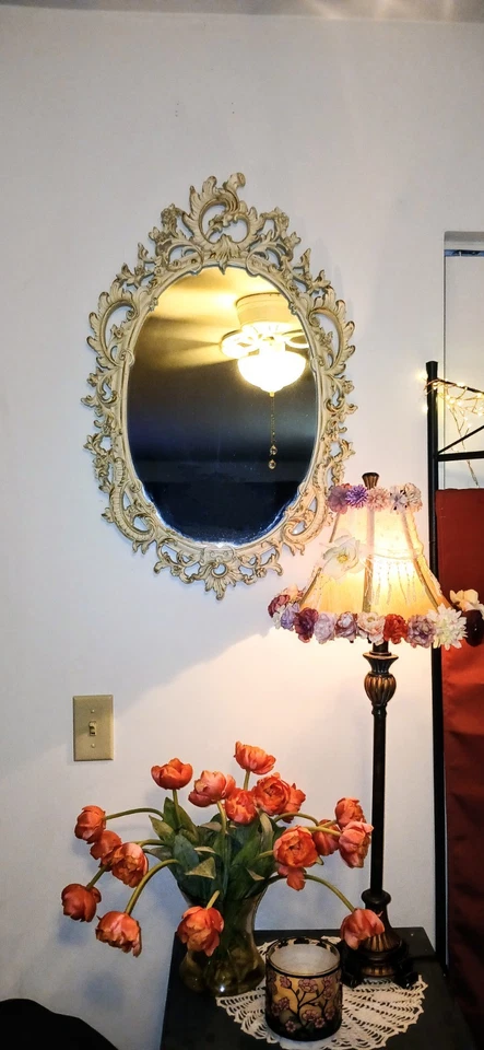 Великолепное винтажное большое настенное зеркало в стиле рококо, кремовое с мягкими золотыми акцентами.  - Изображение 3 из 4